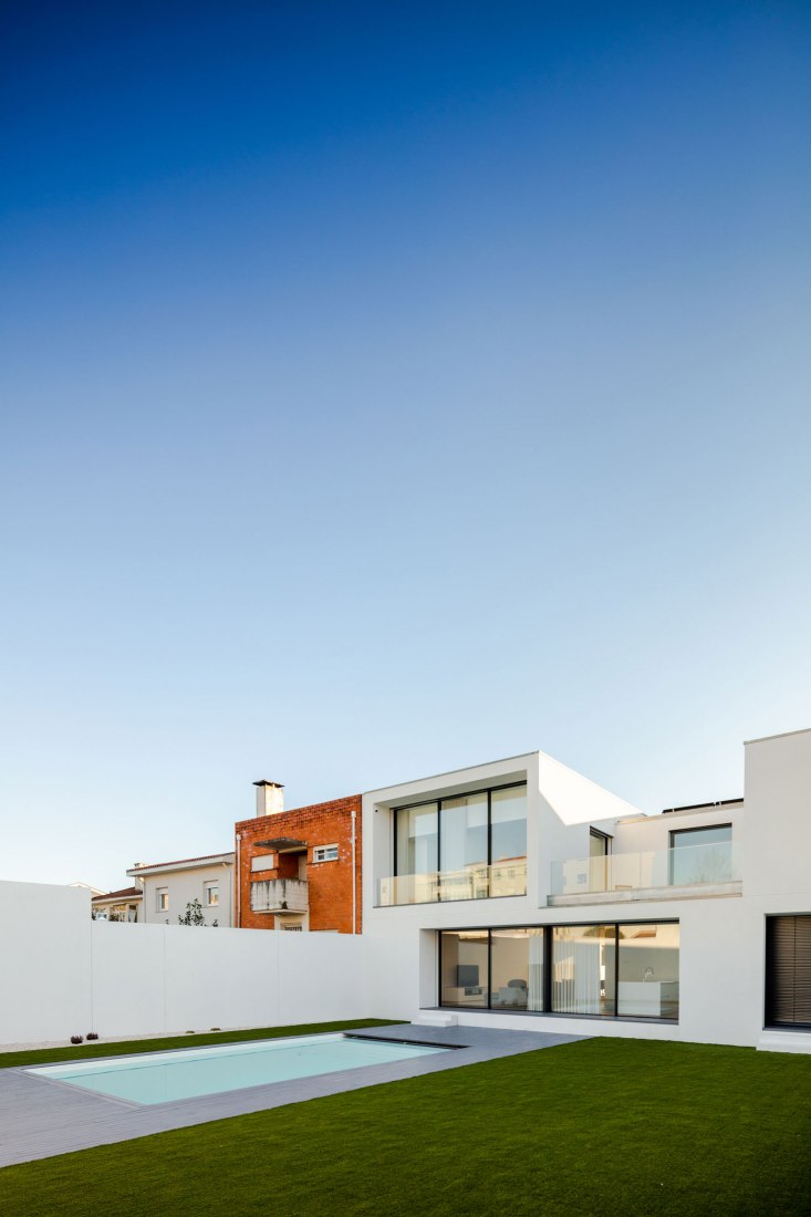 Senhora da Hora House por Raulino Silva. Fotografía por João Morgado