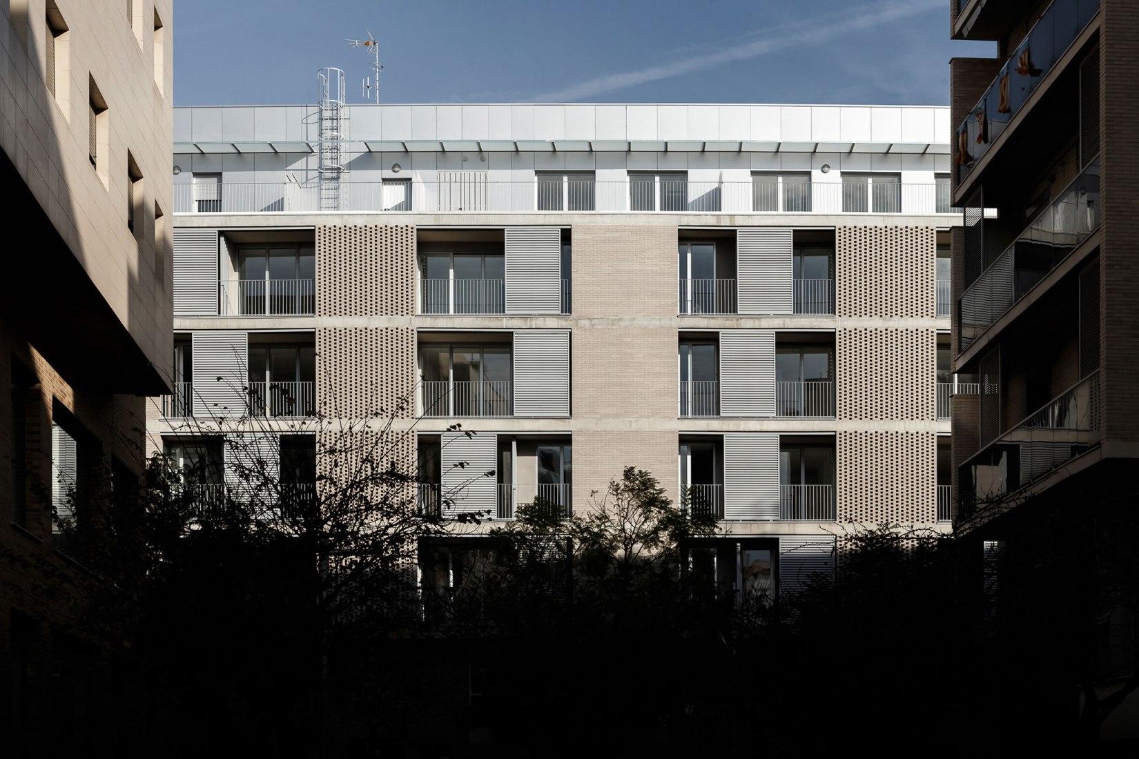 Batiment R42 Remarkable from the access. Residential building in Torrent by RAUM 41 ...
