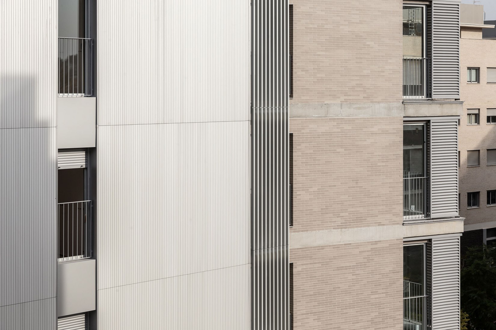 Batiment R42 Remarkable from the access. Residential building in Torrent by RAUM 41 ...