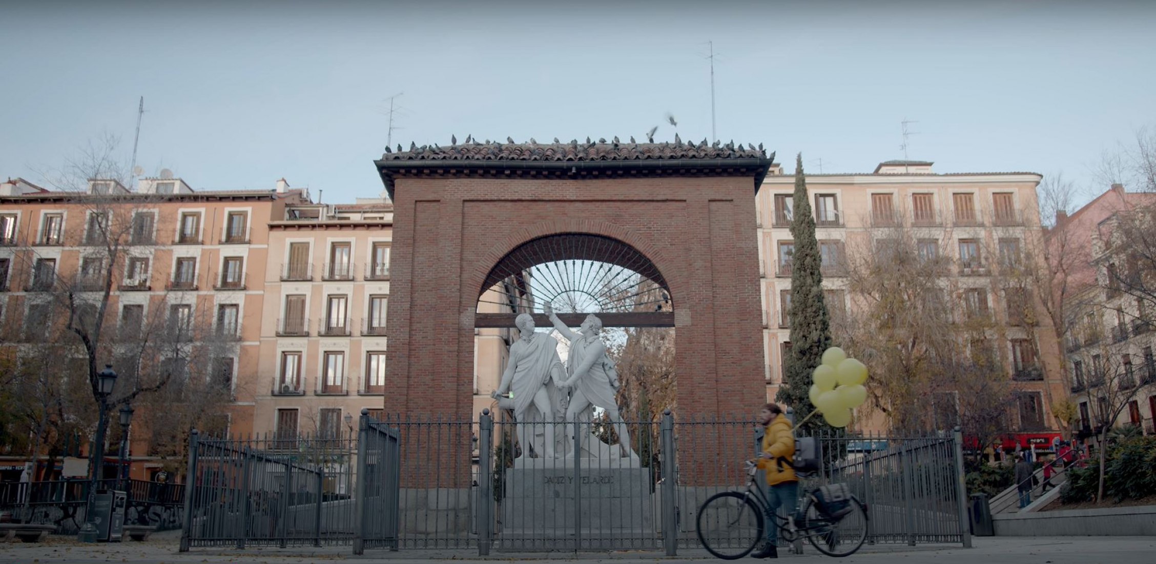 La mujer cactus y el hombre globo por Rayden.