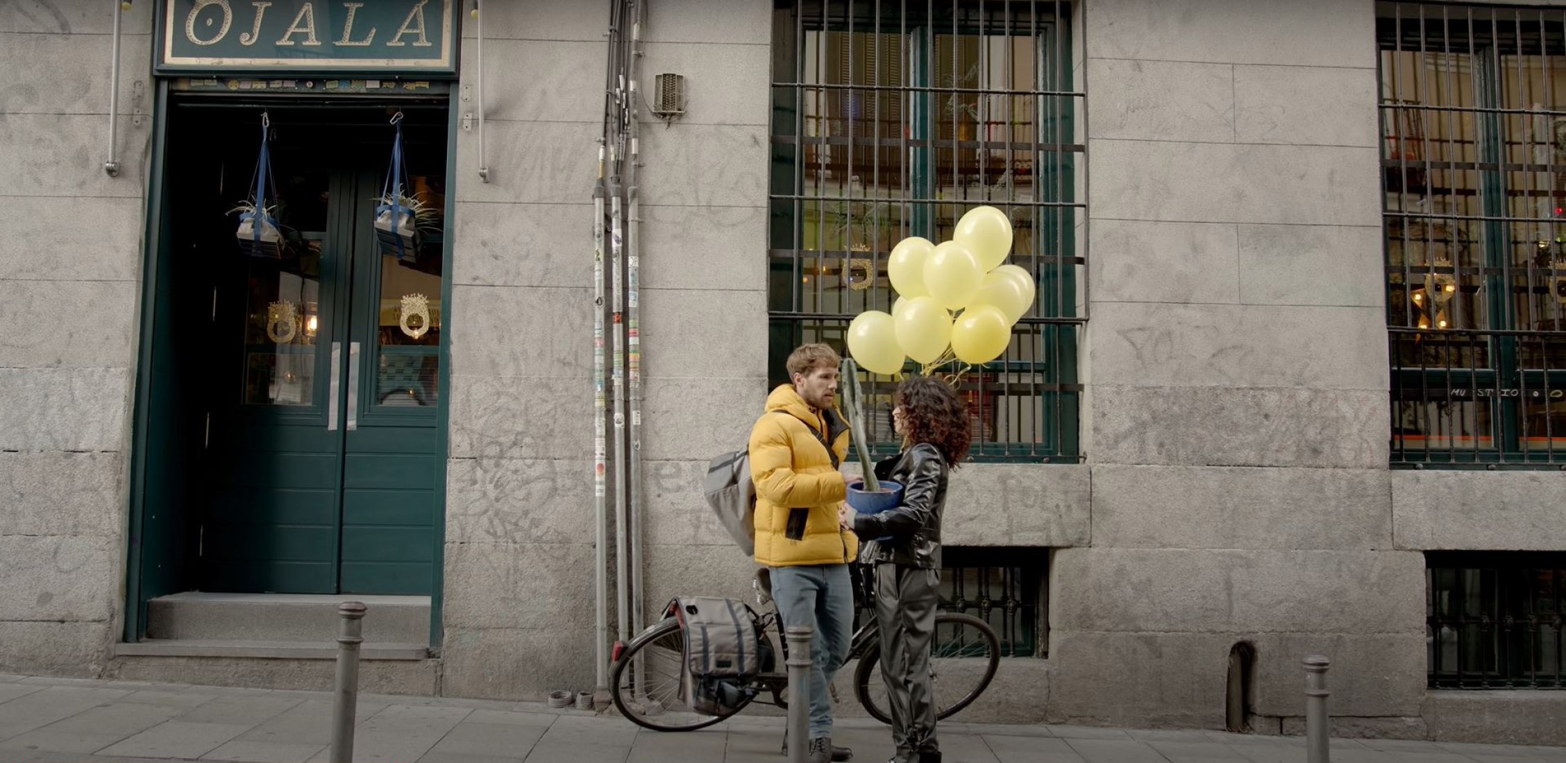 La mujer cactus y el hombre globo por Rayden.