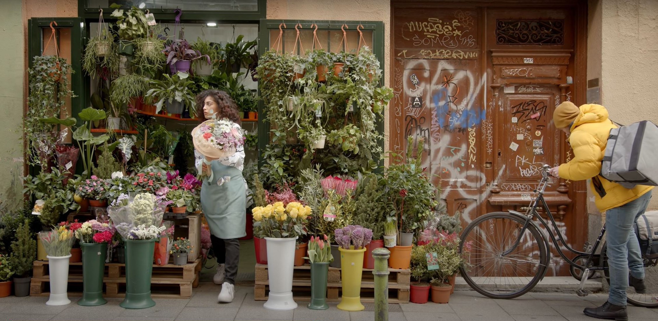 La mujer cactus y el hombre globo por Rayden.