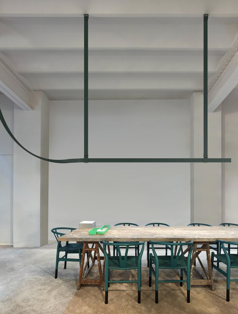 Belt por Ronan & Erwan Bouroullec para FLOS. Fotografía por Eugeni Pons