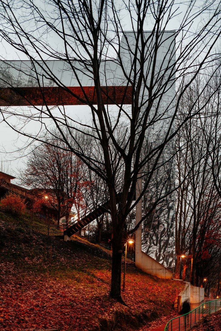 Vista nocturna. Cruzar el bosque. Reconexión urbana mediante dos ascensores públicos por VAUMM arkitektura. Fotografía © Aitor Ortiz / Aitor Estévez
