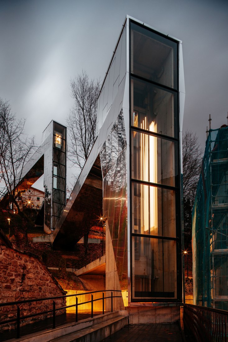 Vista nocturna. Cruzar el bosque. Reconexión urbana mediante dos ascensores públicos por VAUMM arkitektura. Fotografía © Aitor Ortiz / Aitor Estévez
