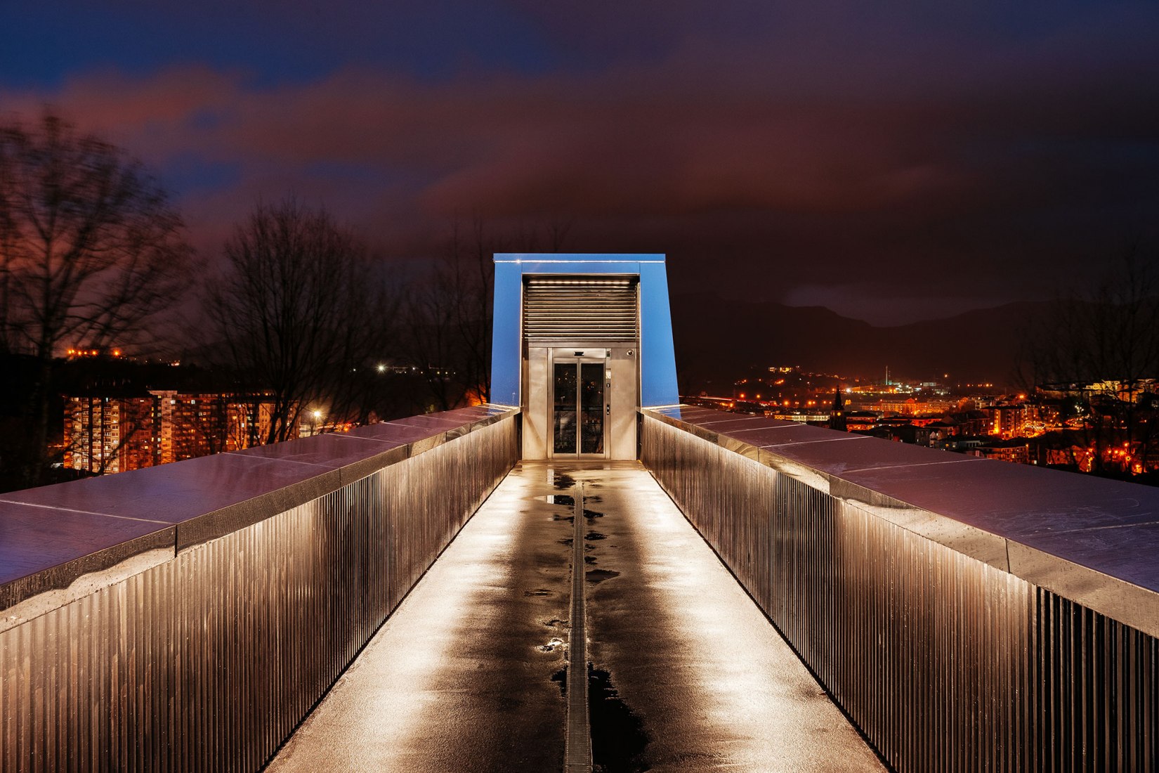 Vista nocturna. Cruzar el bosque. Reconexión urbana mediante dos ascensores públicos por VAUMM arkitektura. Fotografía © Aitor Ortiz / Aitor Estévez