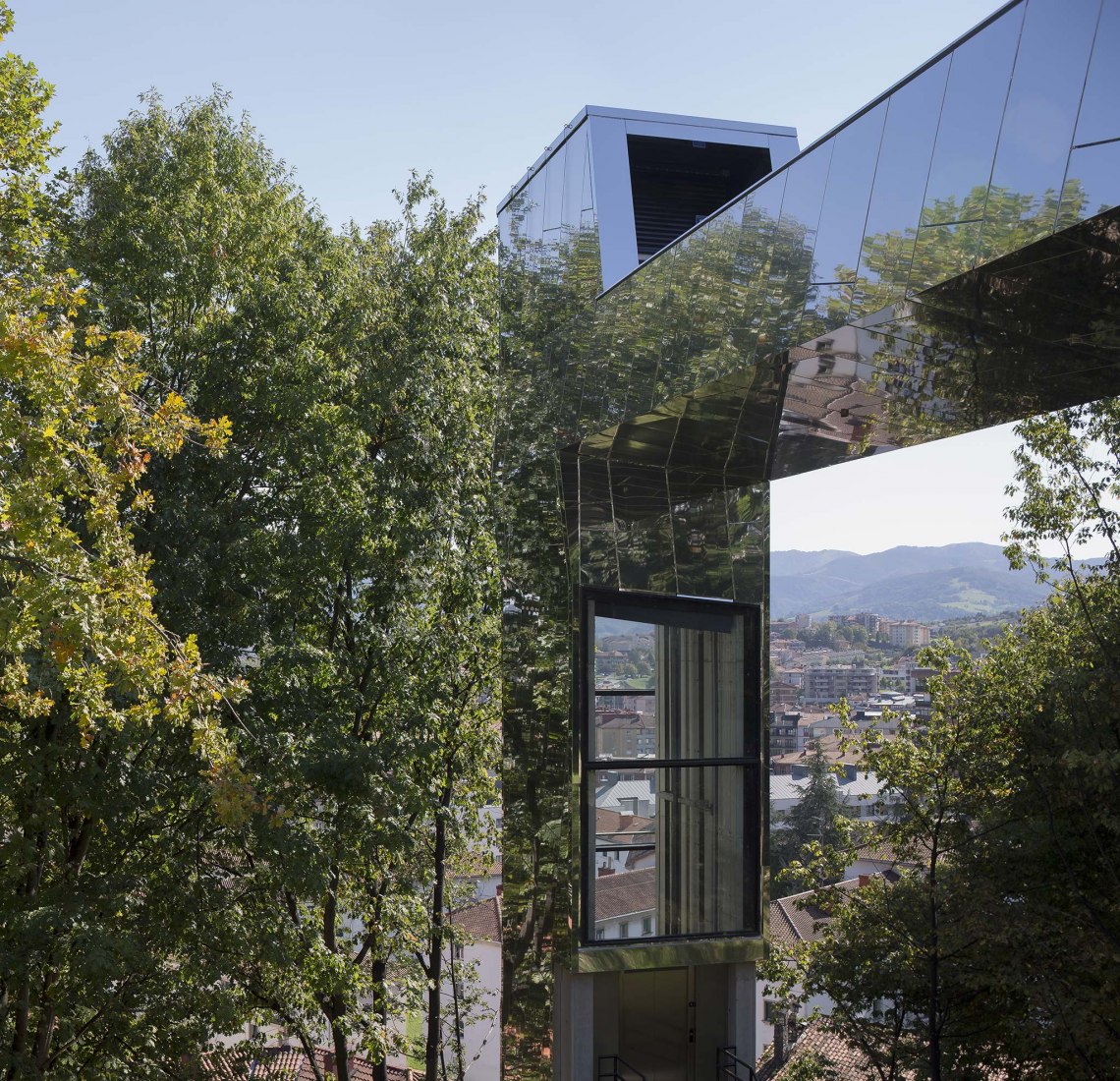 Vista desde arriba. Cruzar el bosque. Reconexión urbana mediante dos ascensores públicos por VAUMM arkitektura. Fotografía © Aitor Ortiz / Aitor Estévez
