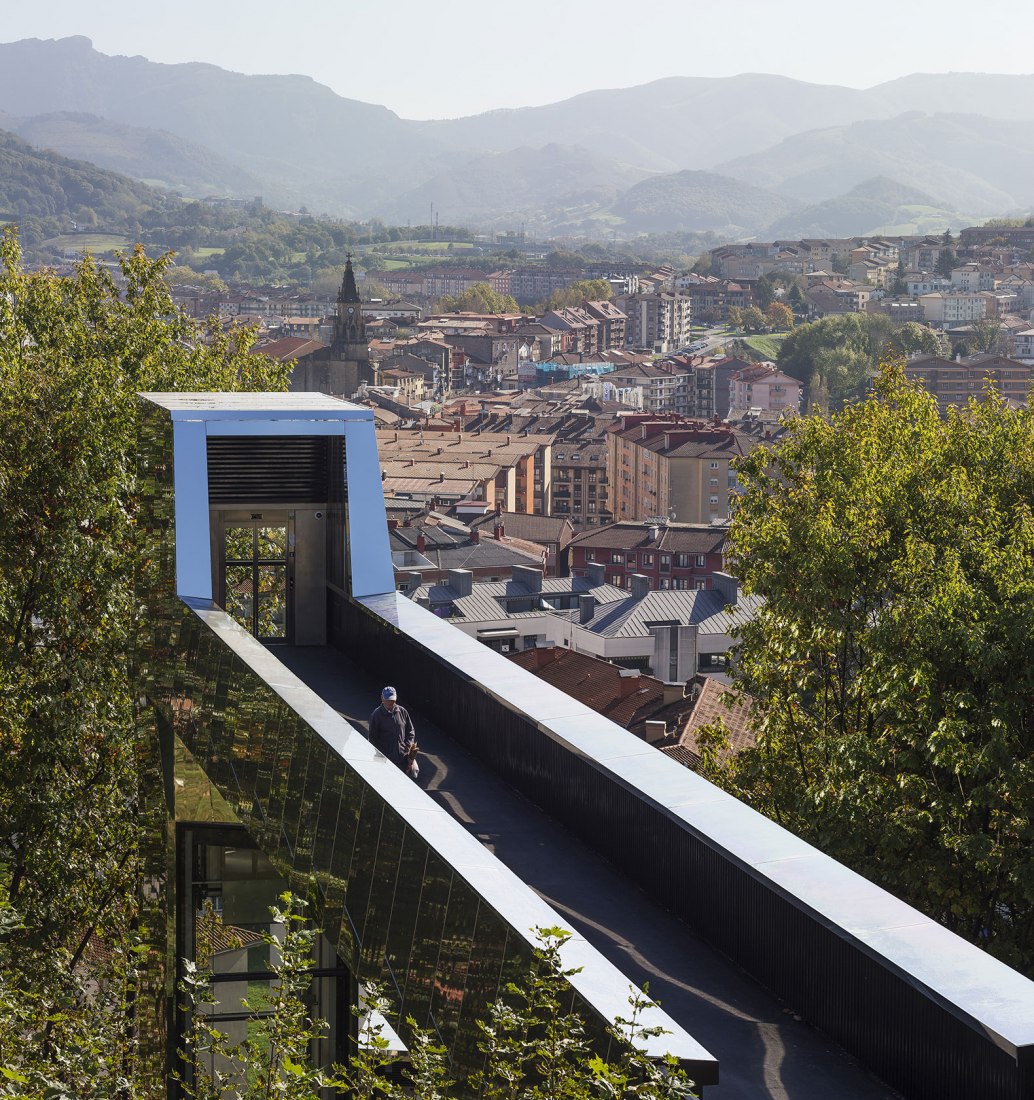Vista desde arriba. Cruzar el bosque. Reconexión urbana mediante dos ascensores públicos por VAUMM arkitektura. Fotografía © Aitor Ortiz / Aitor Estévez