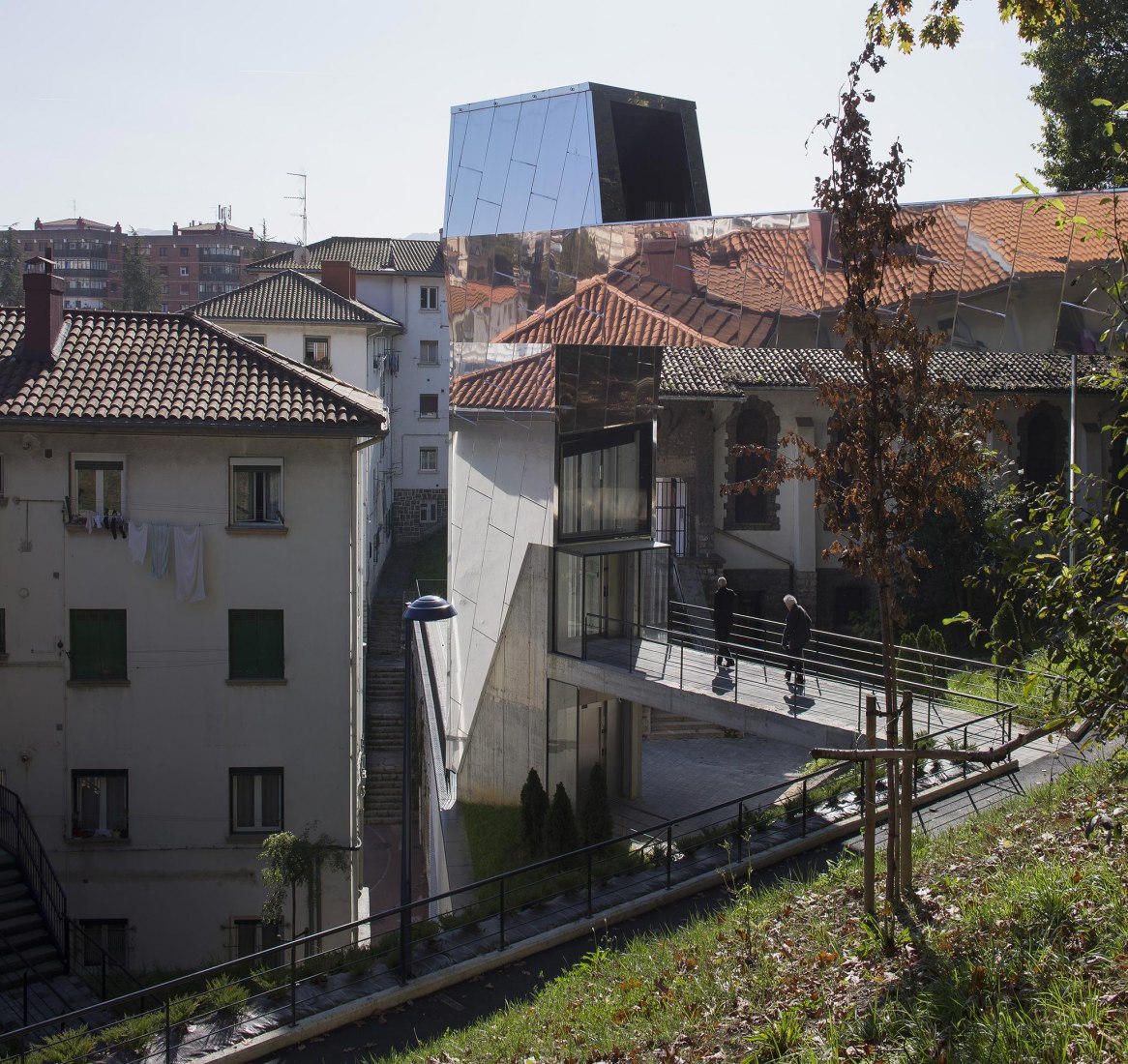 Vista desde arriba. Cruzar el bosque. Reconexión urbana mediante dos ascensores públicos por VAUMM arkitektura. Fotografía © Aitor Ortiz / Aitor Estévez