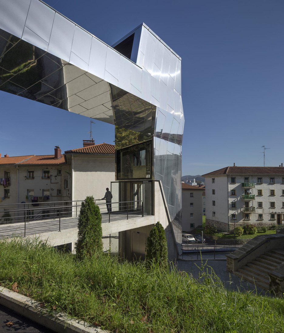Vista exterior. Cruzar el bosque. Reconexión urbana mediante dos ascensores públicos por VAUMM arkitektura. Fotografía © Aitor Ortiz / Aitor Estévez