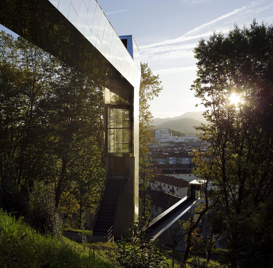 Atardecer. Cruzar el bosque. Reconexión urbana mediante dos ascensores públicos por VAUMM arkitektura. Fotografía © Aitor Ortiz / Aitor Estévez