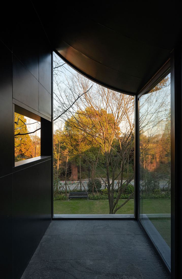 Transitional space at the Second Floor corridor and the enframed scenery. Redwood Tribe Shared Restaurant in Hongqiyang Village by y.ad studio. Photograph by Su Shengliang.