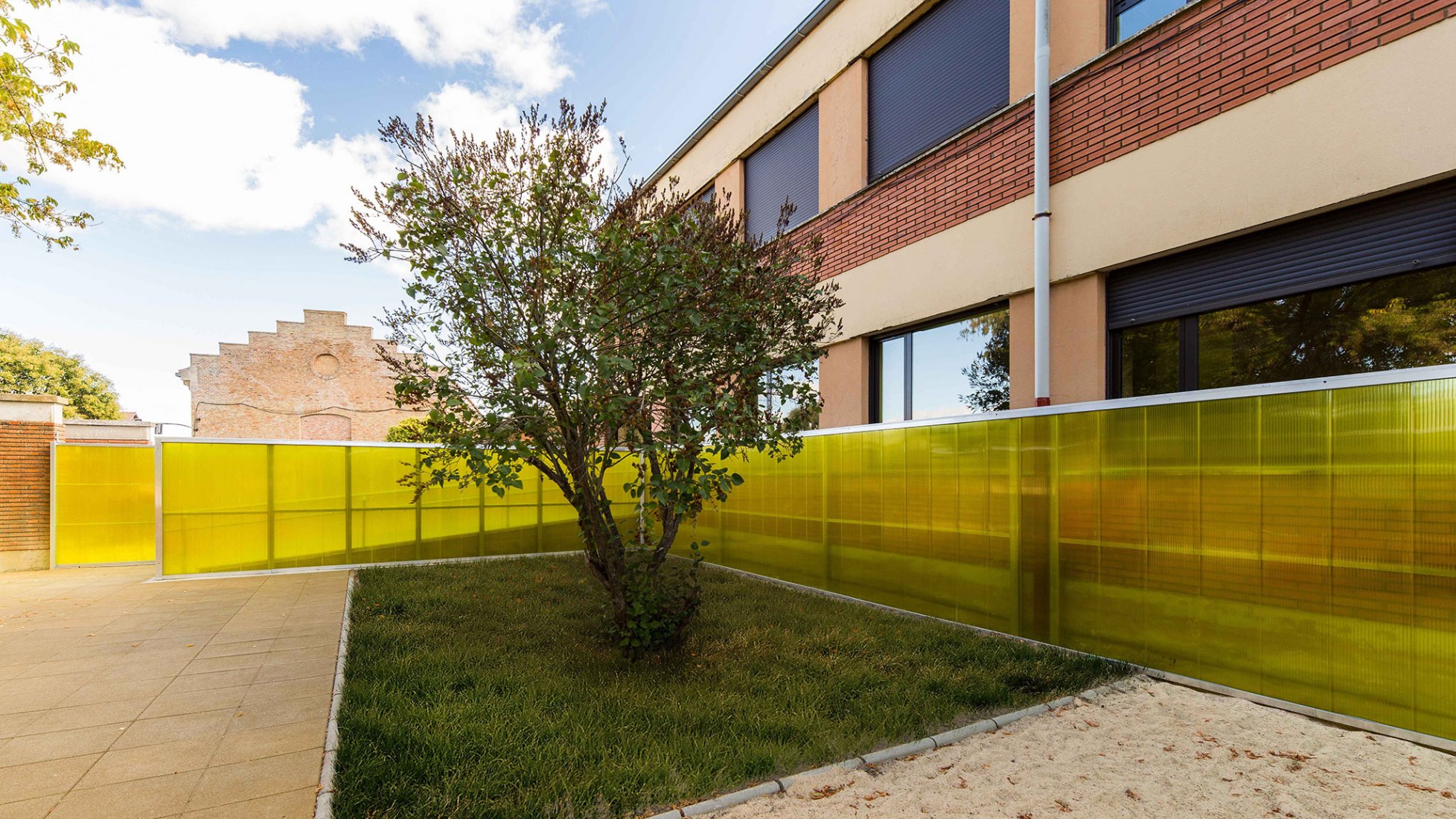 Courtyard view. Refurbishment of Premises for Kindergarten by Óscar Miguel Ares Álvarez. Photograph © Jesús J. Ruiz Alonso, Pedro Iván Ramos Martín