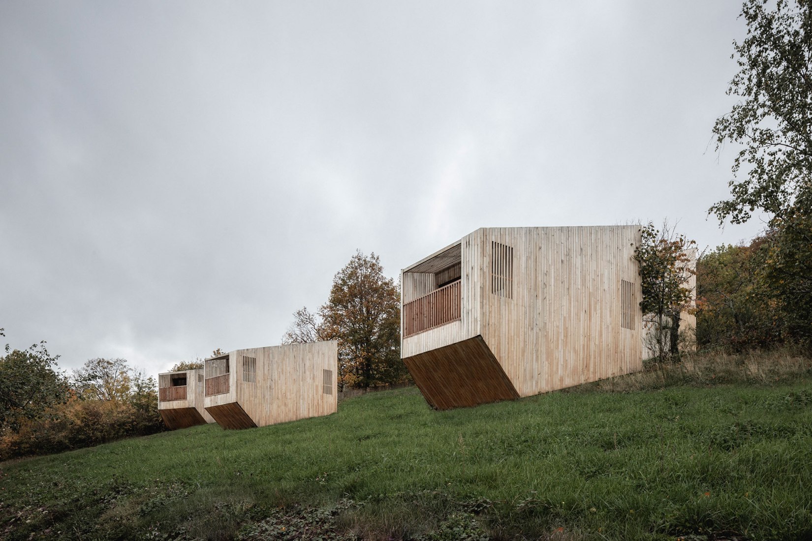 Pabellón cesped / Grass hytte. Hotel paisajístico Breitenbach por Reiulf Ramstad Arkitekter. Fotografía de Florent Michel @ 11h45