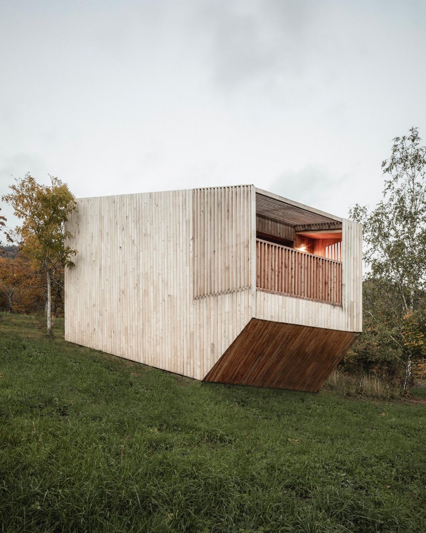 Pabellón cesped / Grass hytte. Hotel paisajístico Breitenbach por Reiulf Ramstad Arkitekter. Fotografía de Florent Michel @ 11h45