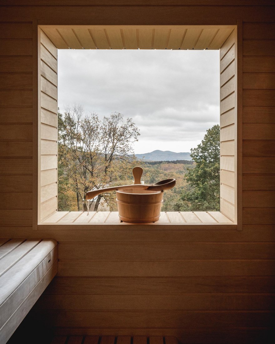 Sauna privada en el Pabellón montaña / Fjell hytte. Hotel paisajístico Breitenbach por Reiulf Ramstad Arkitekter. Fotografía de Florent Michel @ 11h45