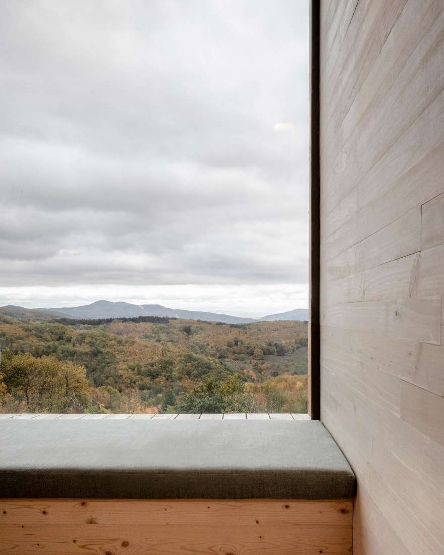 Asiento en la ventana del Pabellón Hiedra / Ivy hytte. Hotel paisajístico Breitenbach por Reiulf Ramstad Arkitekter. Fotografía de Florent Michel @ 11h45