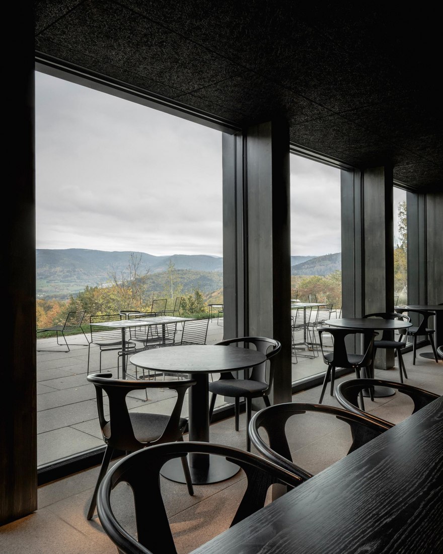 Restaurante. Hotel paisajístico Breitenbach por Reiulf Ramstad Arkitekter. Fotografía de Florent Michel @ 11h45