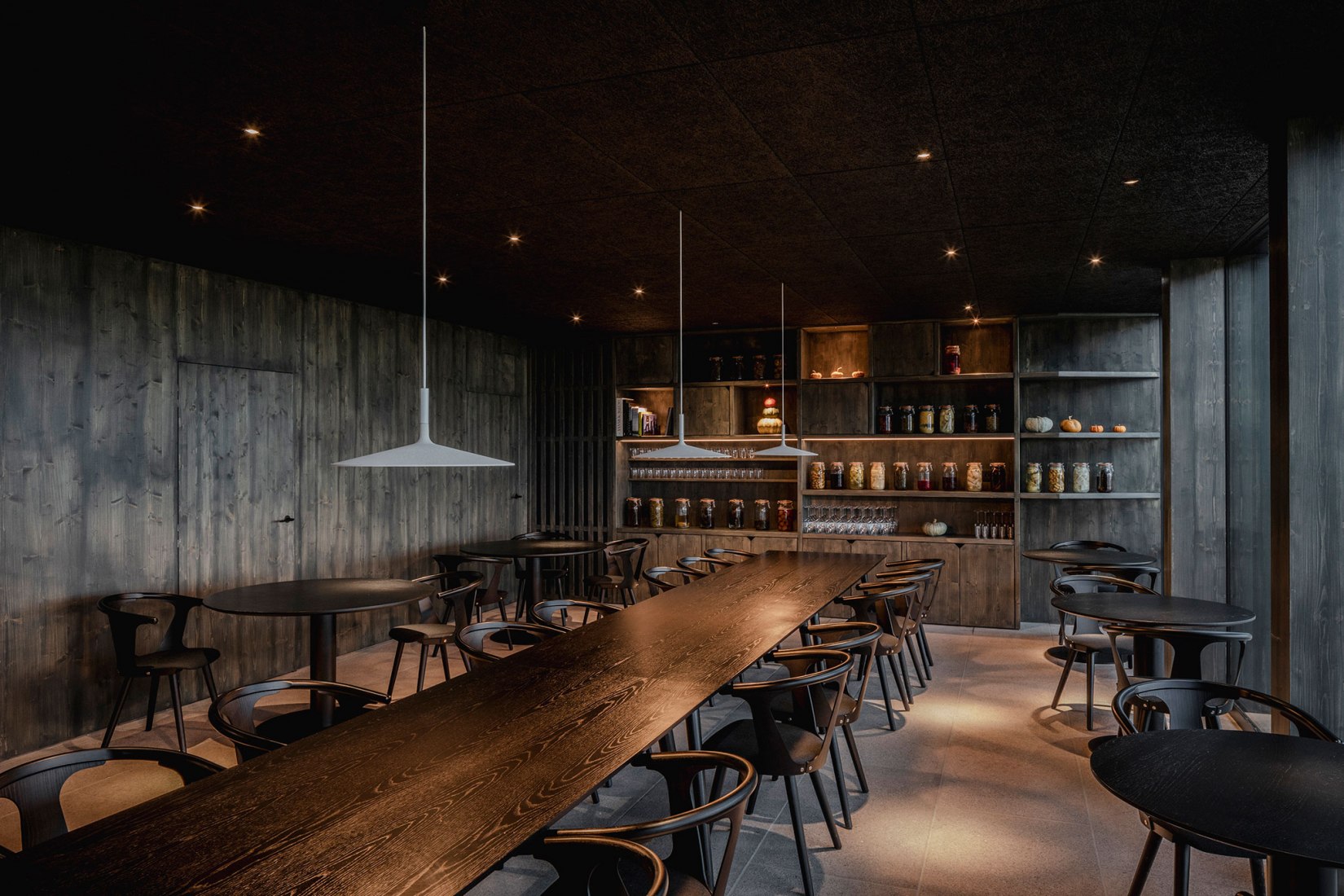 Restaurante. Hotel paisajístico Breitenbach por Reiulf Ramstad Arkitekter. Fotografía de Florent Michel @ 11h45