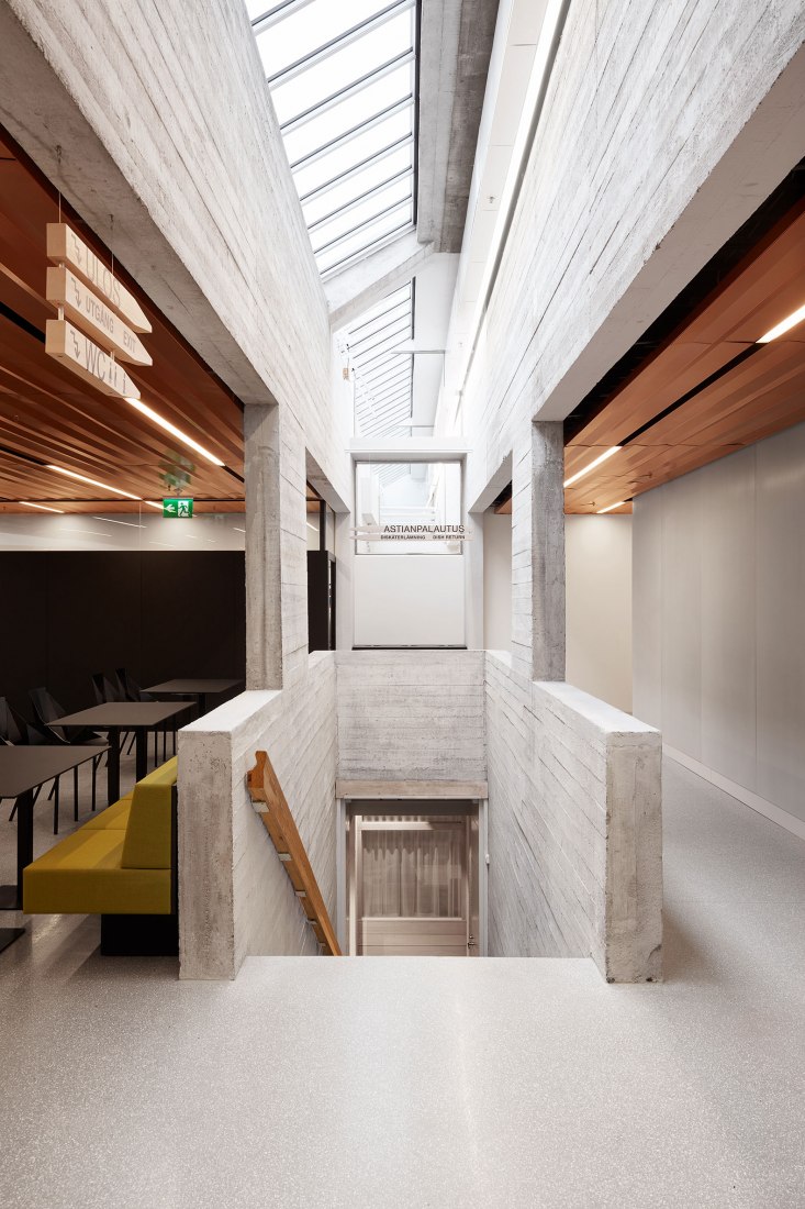 Vista Interior. Renovación del Edificio Principal de la Universidad Aalto por ALA Architects. Fotografía © Tuomas Uusheimo