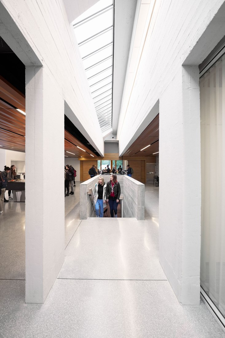 Vista Interior. Renovación del Edificio Principal de la Universidad Aalto por ALA Architects. Fotografía © Tuomas Uusheimo