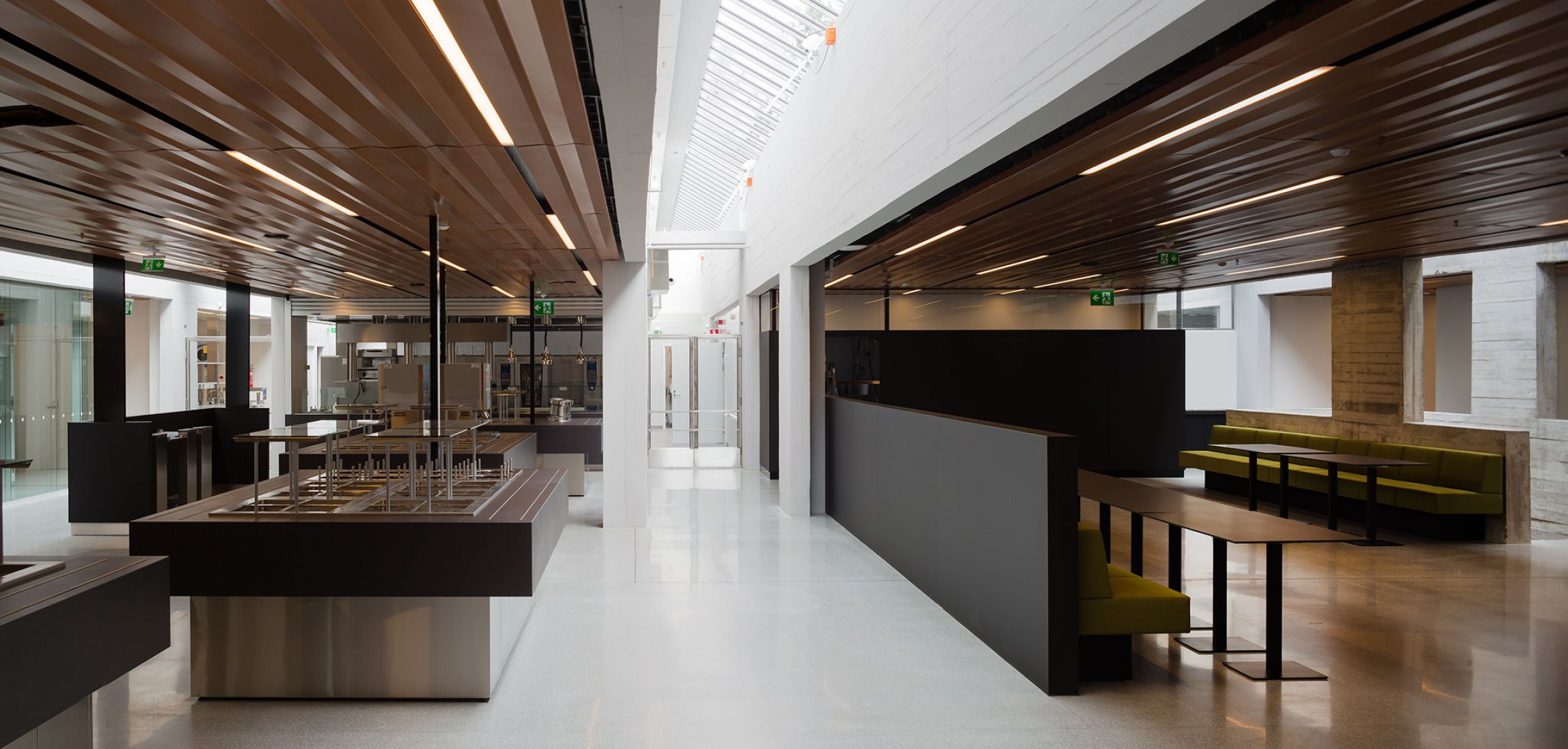 Vista Interior. Renovación del Edificio Principal de la Universidad Aalto por ALA Architects. Fotografía © Marc Goodwin