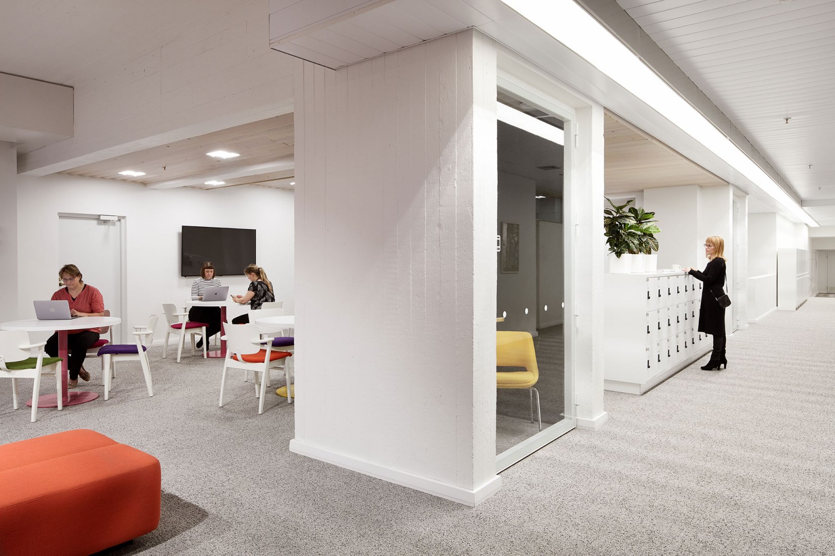 Vista Interior. Renovación del Edificio Principal de la Universidad Aalto por ALA Architects. Fotografía © Tuomas Uusheimo