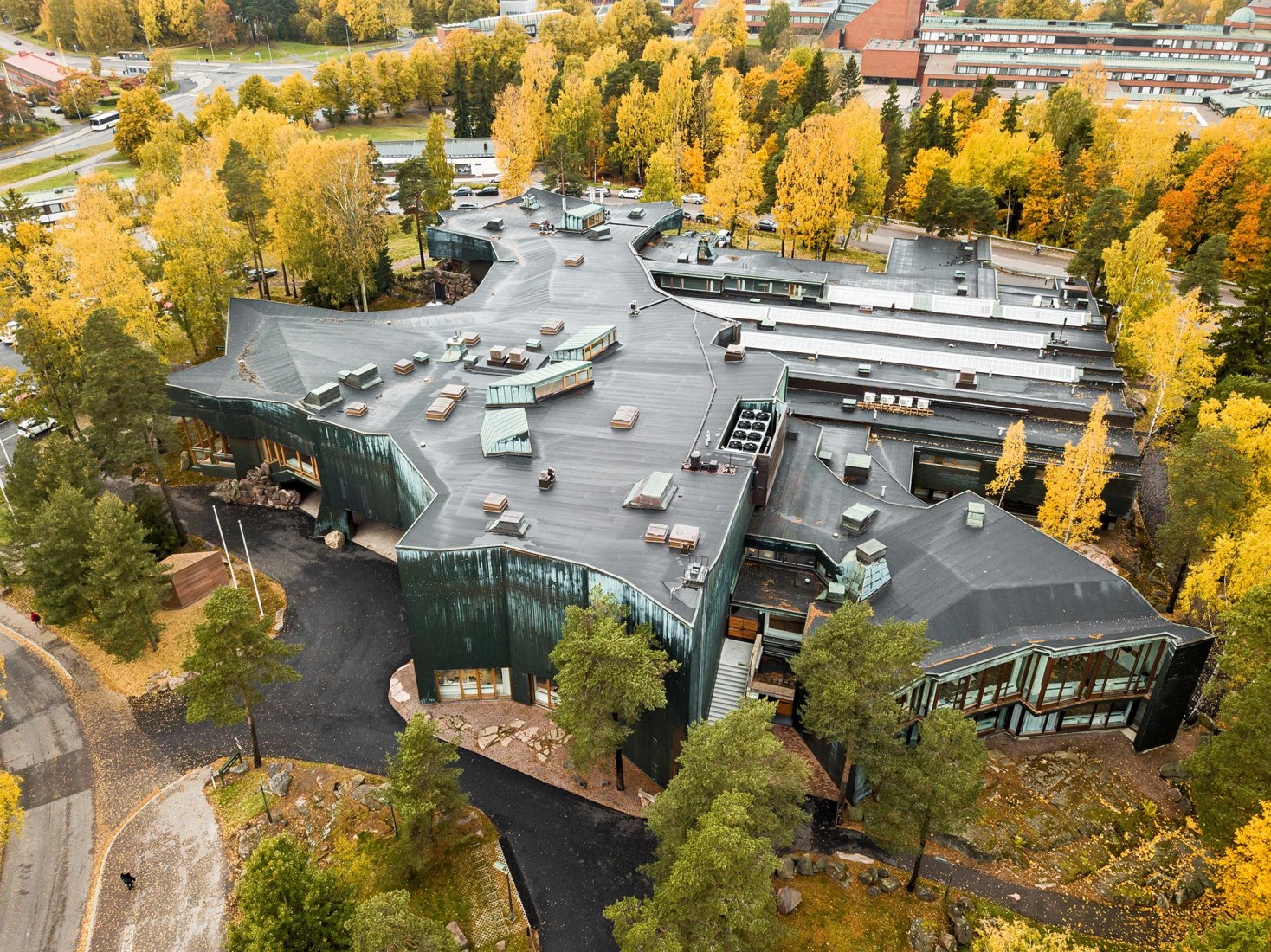 Vista Exterior. Renovación del Edificio Principal de la Universidad Aalto por ALA Architects. Fotografía © Tuomas Uusheimo