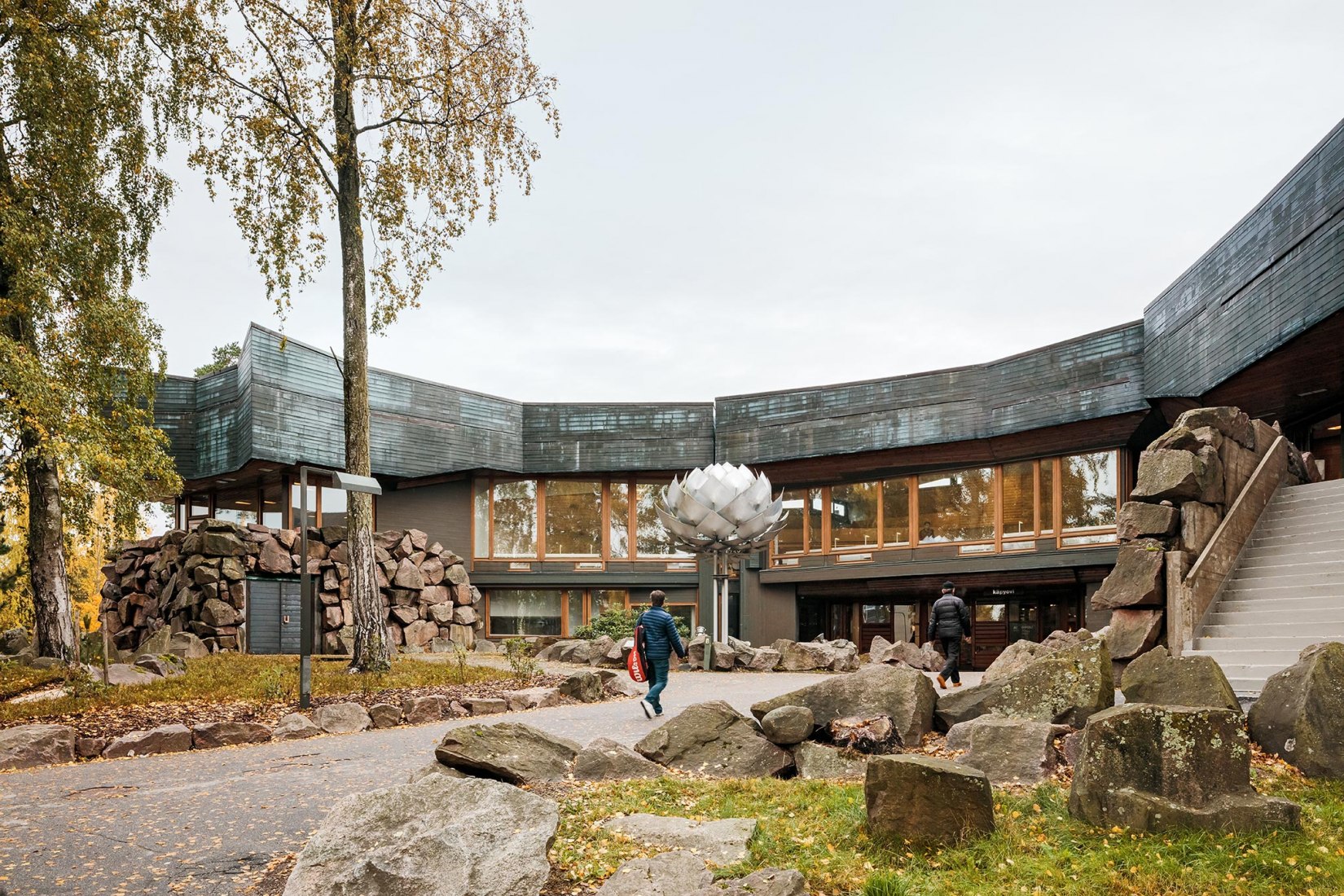 Vista Exterior. Renovación del Edificio Principal de la Universidad Aalto por ALA Architects. Fotografía © Tuomas Uusheimo