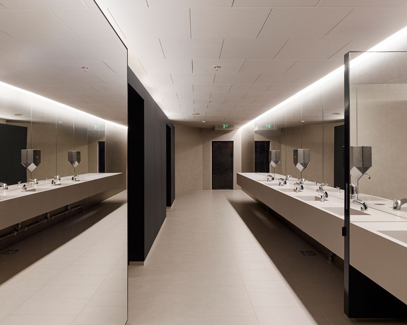 Vista Interior. Renovación del Edificio Principal de la Universidad Aalto por ALA Architects. Fotografía © Tuomas Uusheimo
