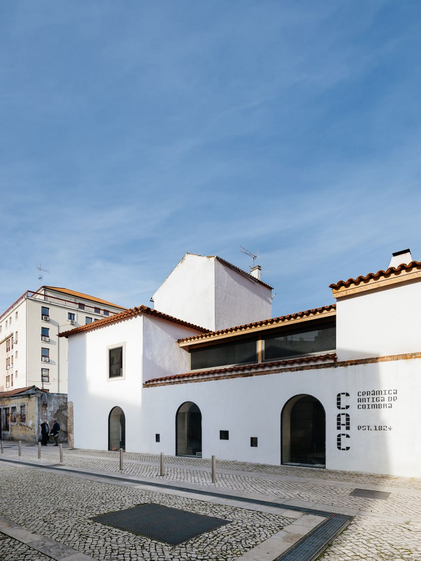 Renovación del edificio de la Antigua Sociedad de Cerámica por Luisa Bebiano Arquitectos y Atelier do Corvo. Fotografía de do mal o menos - Eduardo Nascimento.