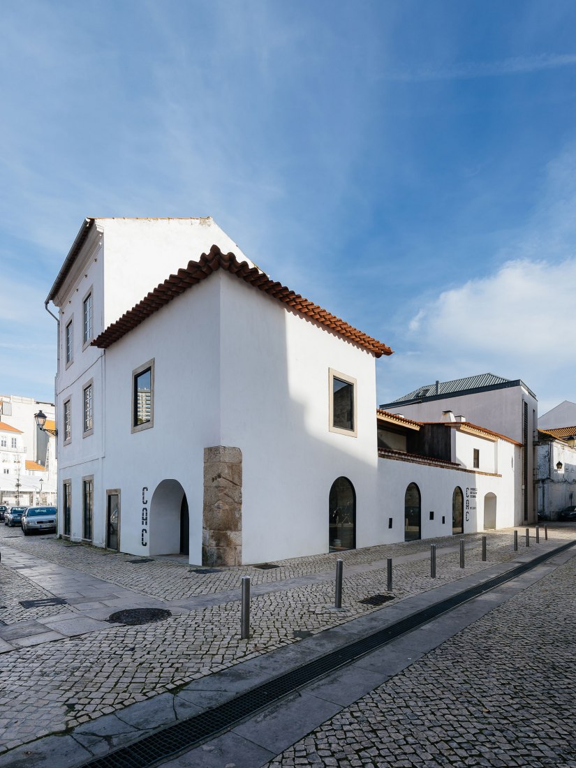 Renovación del edificio de la Antigua Sociedad de Cerámica por Luisa Bebiano Arquitectos y Atelier do Corvo. Fotografía de do mal o menos - Eduardo Nascimento.
