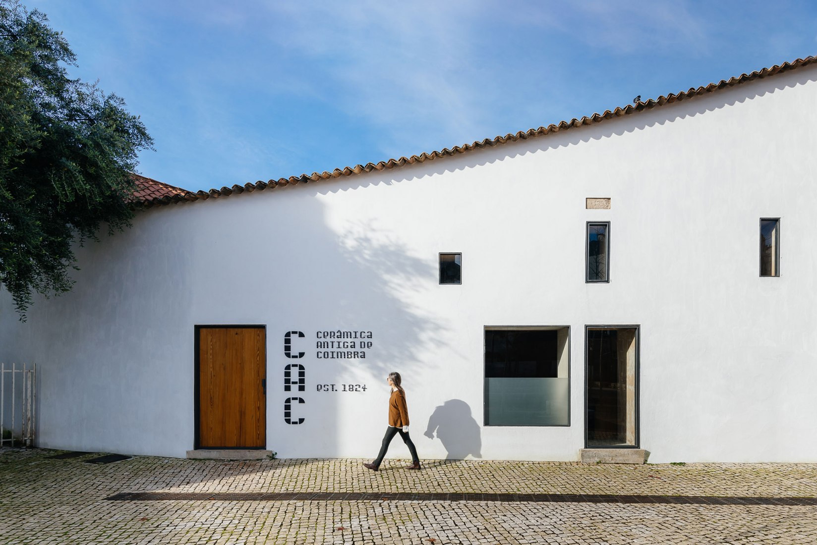 Renovación del edificio de la Antigua Sociedad de Cerámica por Luisa Bebiano Arquitectos y Atelier do Corvo. Fotografía de do mal o menos - Eduardo Nascimento.