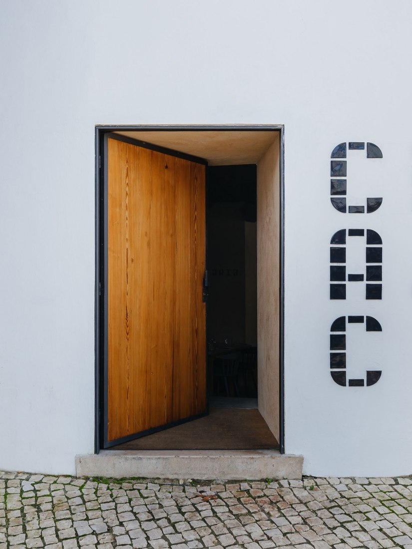 Renovación del edificio de la Antigua Sociedad de Cerámica por Luisa Bebiano Arquitectos y Atelier do Corvo. Fotografía de do mal o menos - Eduardo Nascimento.