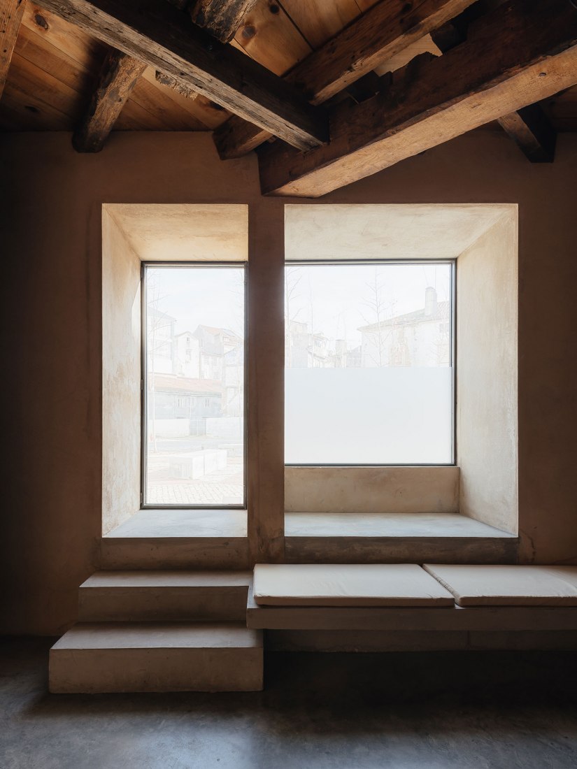 Renovación del edificio de la Antigua Sociedad de Cerámica por Luisa Bebiano Arquitectos y Atelier do Corvo. Fotografía de do mal o menos - Eduardo Nascimento.