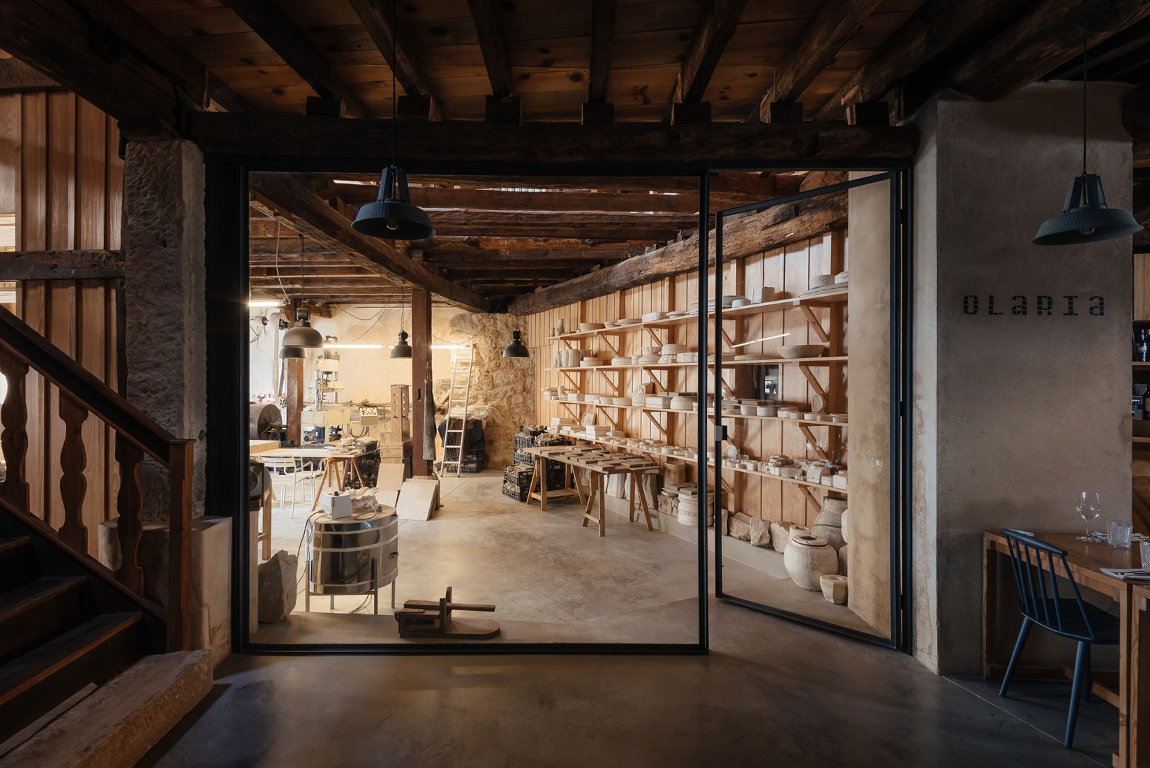 Renovación del edificio de la Antigua Sociedad de Cerámica por Luisa Bebiano Arquitectos y Atelier do Corvo. Fotografía de do mal o menos - Eduardo Nascimento.