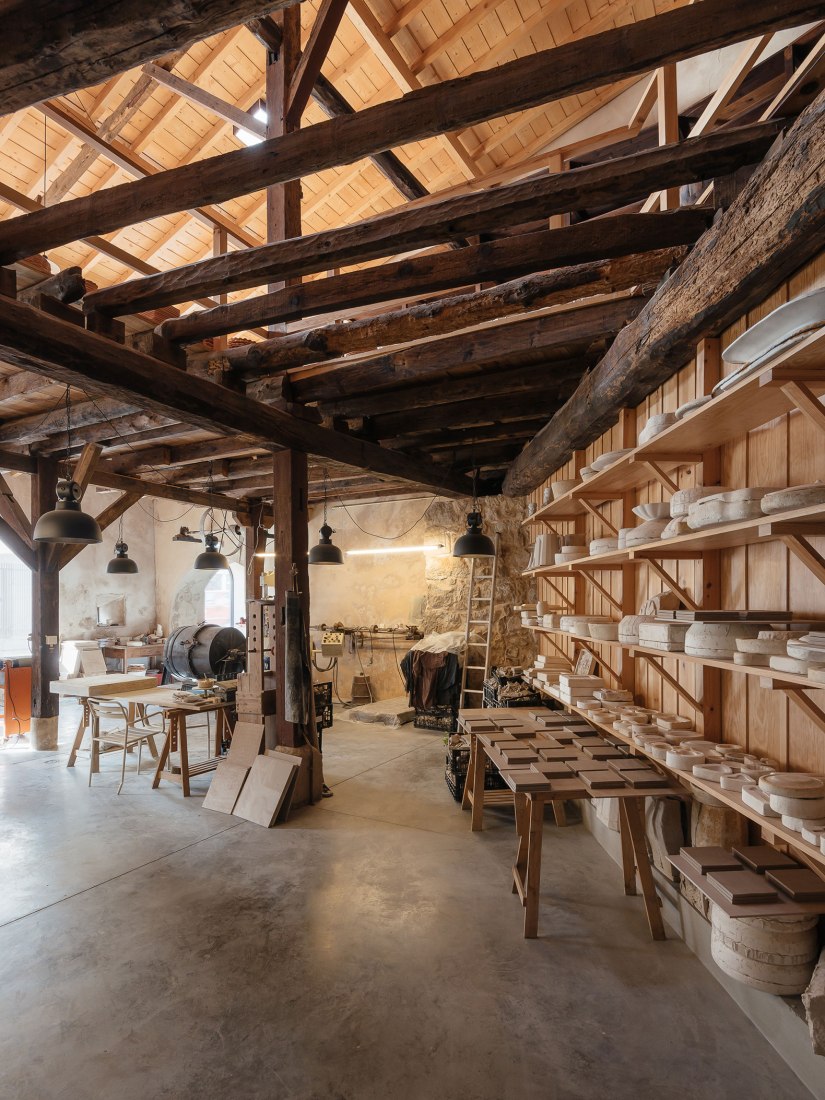 Renovación del edificio de la Antigua Sociedad de Cerámica por Luisa Bebiano Arquitectos y Atelier do Corvo. Fotografía de do mal o menos - Eduardo Nascimento.