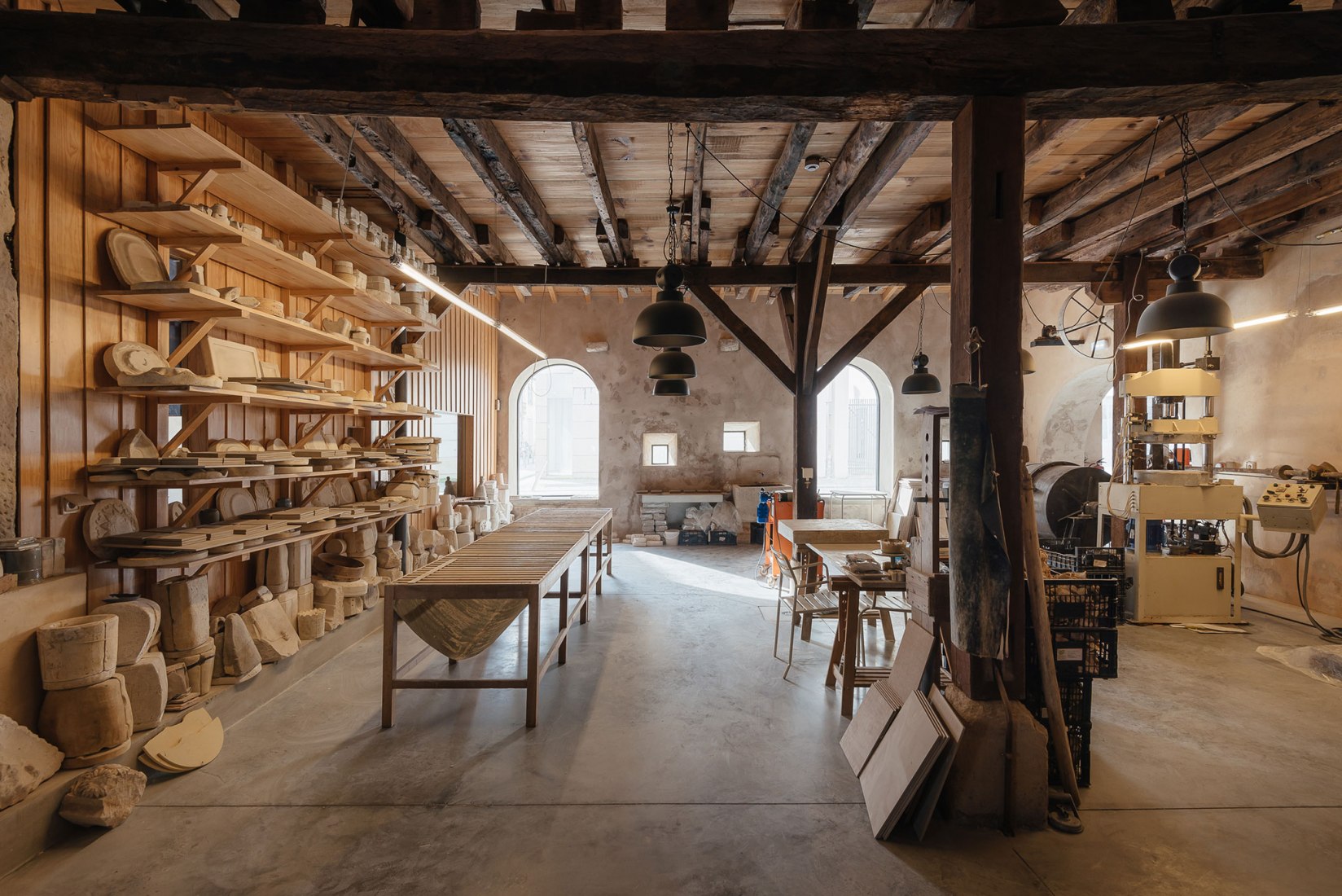 Renovación del edificio de la Antigua Sociedad de Cerámica por Luisa Bebiano Arquitectos y Atelier do Corvo. Fotografía de do mal o menos - Eduardo Nascimento.