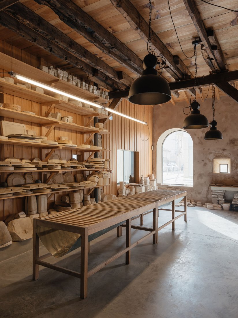 Renovación del edificio de la Antigua Sociedad de Cerámica por Luisa Bebiano Arquitectos y Atelier do Corvo. Fotografía de do mal o menos - Eduardo Nascimento.