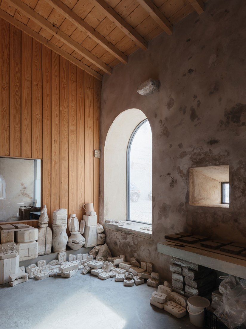 Renovación del edificio de la Antigua Sociedad de Cerámica por Luisa Bebiano Arquitectos y Atelier do Corvo. Fotografía de do mal o menos - Eduardo Nascimento.