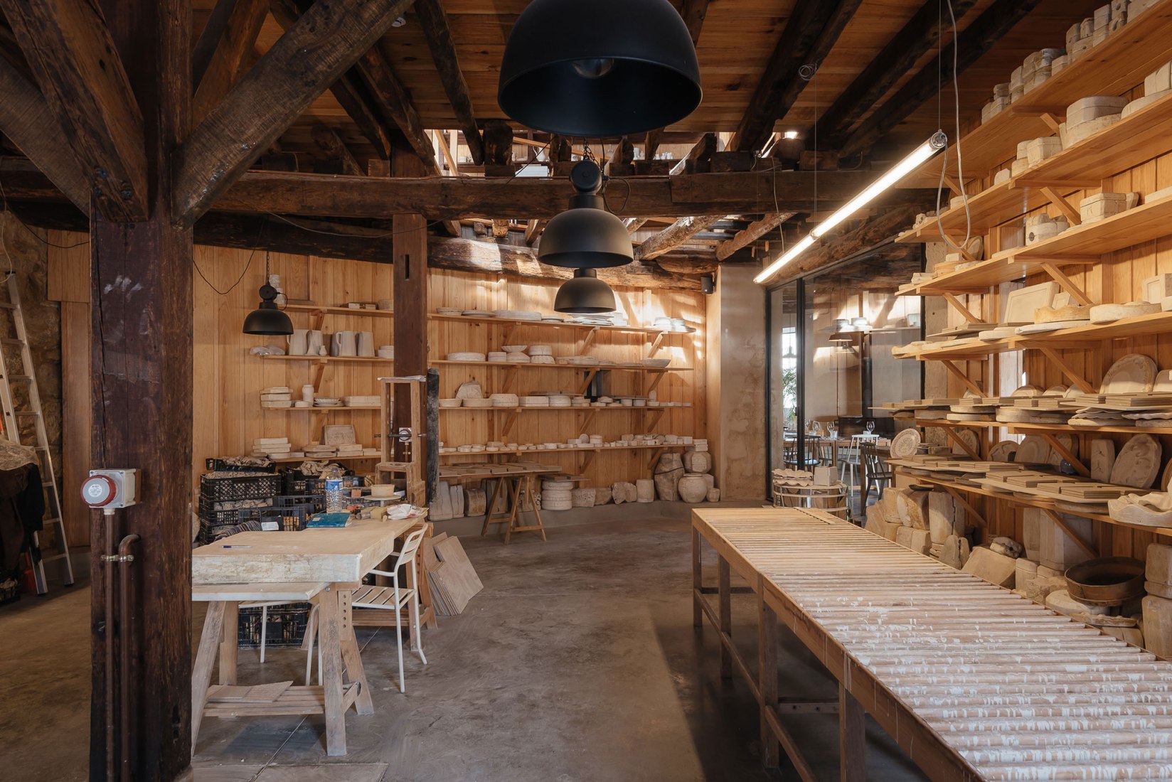 Renovación del edificio de la Antigua Sociedad de Cerámica por Luisa Bebiano Arquitectos y Atelier do Corvo. Fotografía de do mal o menos - Eduardo Nascimento.