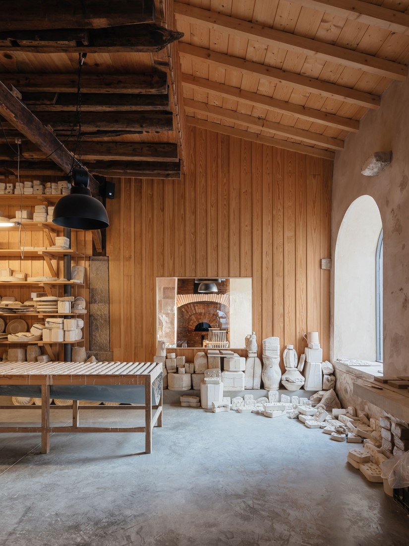 Renovación del edificio de la Antigua Sociedad de Cerámica por Luisa Bebiano Arquitectos y Atelier do Corvo. Fotografía de do mal o menos - Eduardo Nascimento.