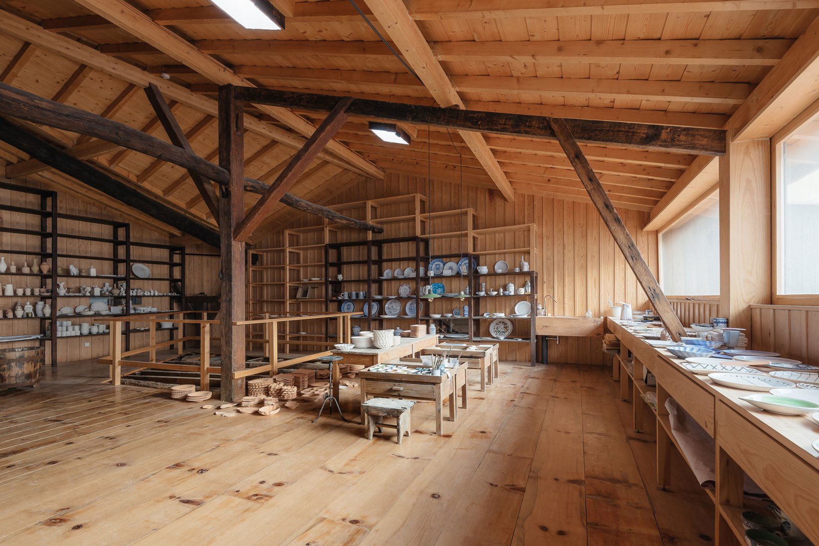 Renovación del edificio de la Antigua Sociedad de Cerámica por Luisa Bebiano Arquitectos y Atelier do Corvo. Fotografía de do mal o menos - Eduardo Nascimento.