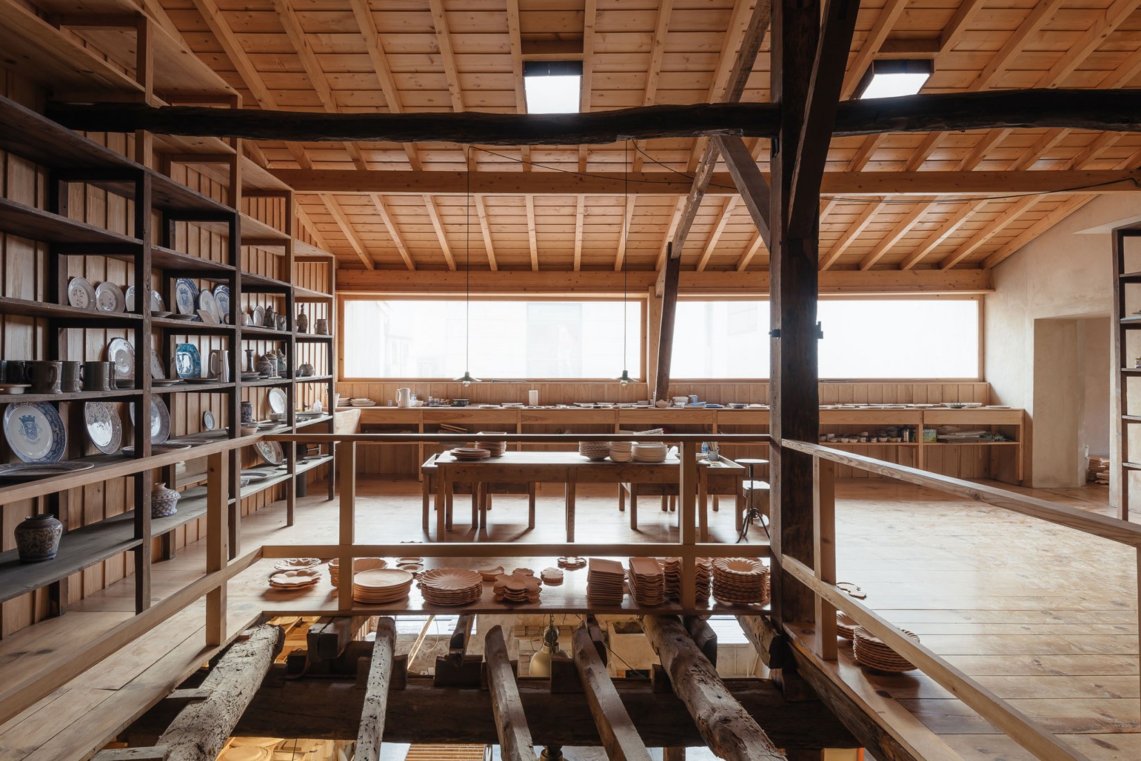 Renovación del edificio de la Antigua Sociedad de Cerámica por Luisa Bebiano Arquitectos y Atelier do Corvo. Fotografía de do mal o menos - Eduardo Nascimento.