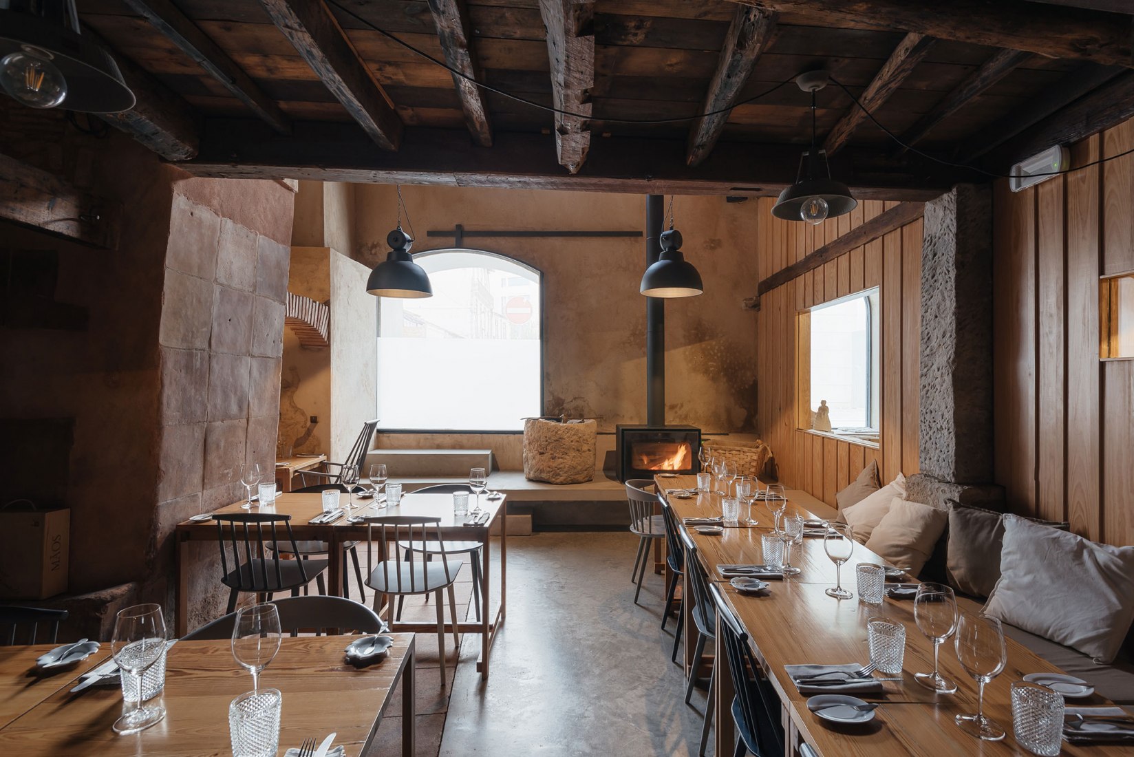 Renovación del edificio de la Antigua Sociedad de Cerámica por Luisa Bebiano Arquitectos y Atelier do Corvo. Fotografía de do mal o menos - Eduardo Nascimento.