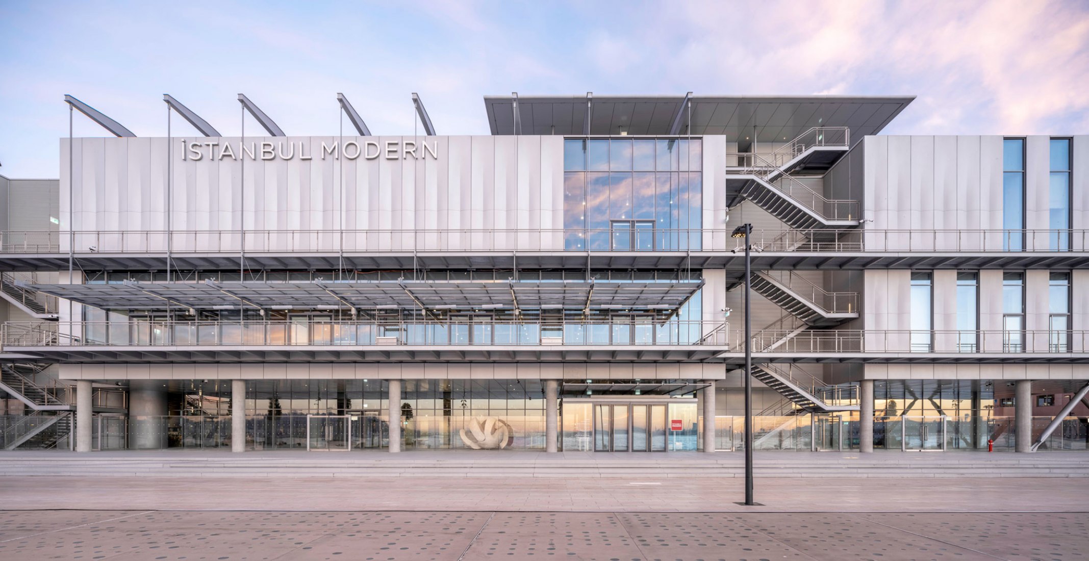 An iridescent ship. Renzo Piano's Istanbul Modern Museum opening