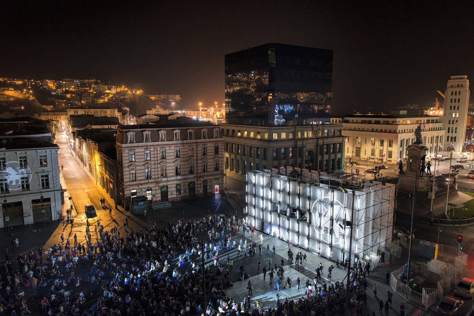 Night view. FAV Pavillion by República Portatil. Photography © Gino Zavala Bianchi
