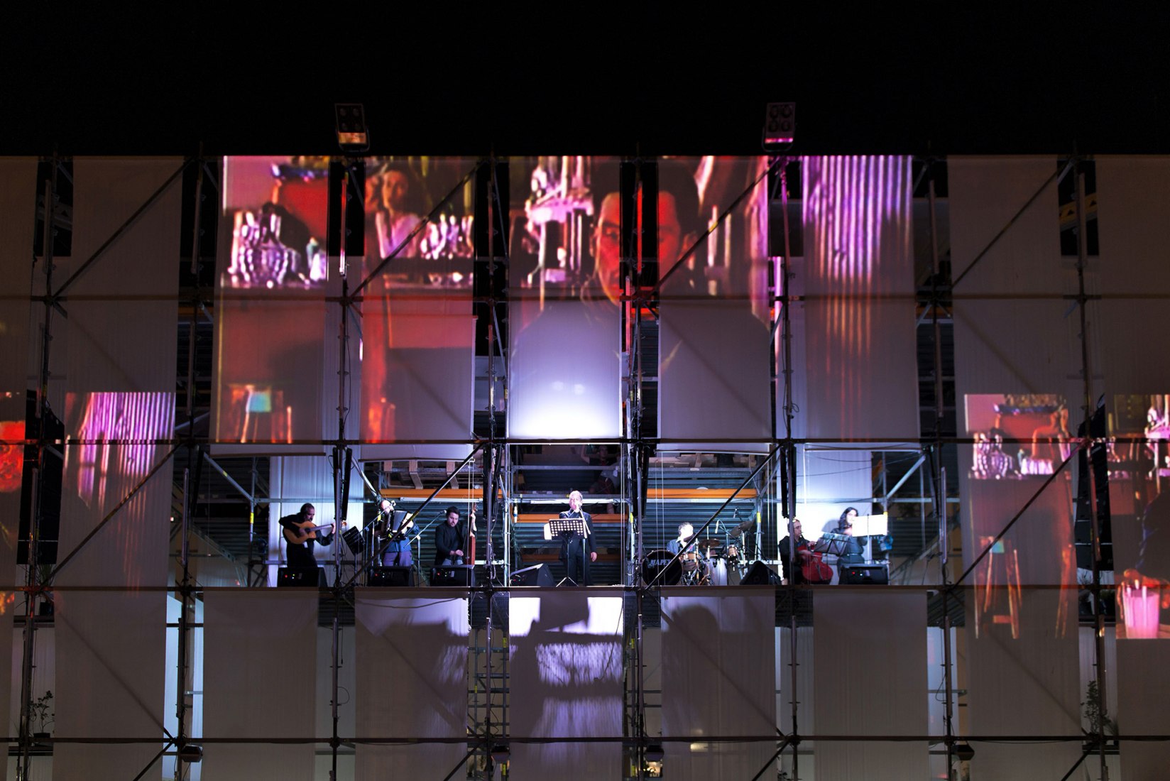 Night view. FAV Pavillion by República Portatil. Photography © Gino Zavala Bianchi