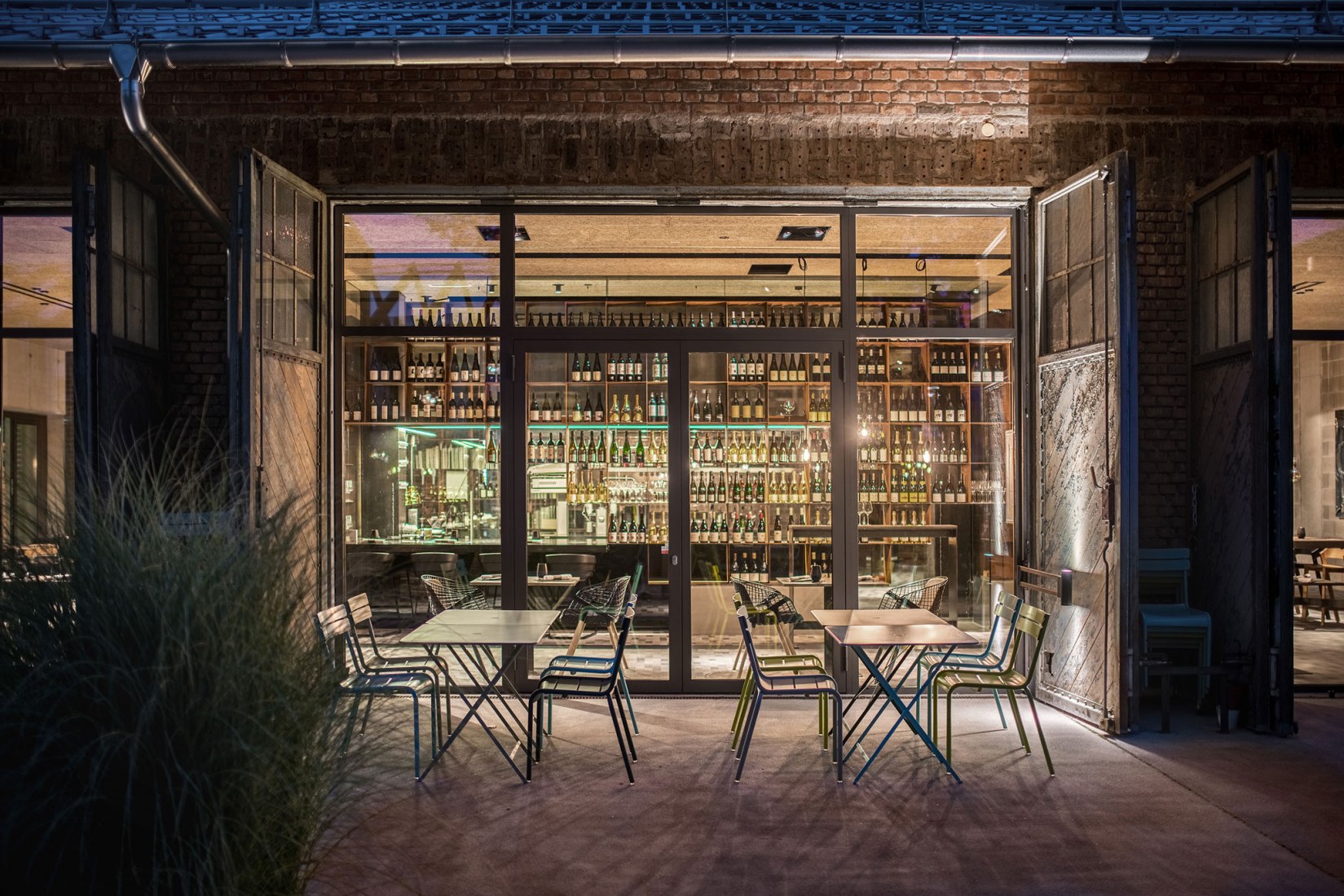 Vista nocturna exterior. Restaurante “[Wer ist] Stratmann?” por smartvoll. Fotografía de Andriy Bezuglov