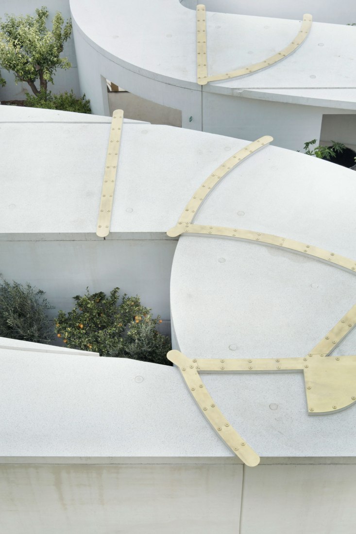 Detail of the Archaeologies of Green pavilion from above.   Architect: Studio Anne Holtrop. Landscape: Anouk Vogel Landscape Architecture. Photograph by Armin Linke, Giulia Bruno